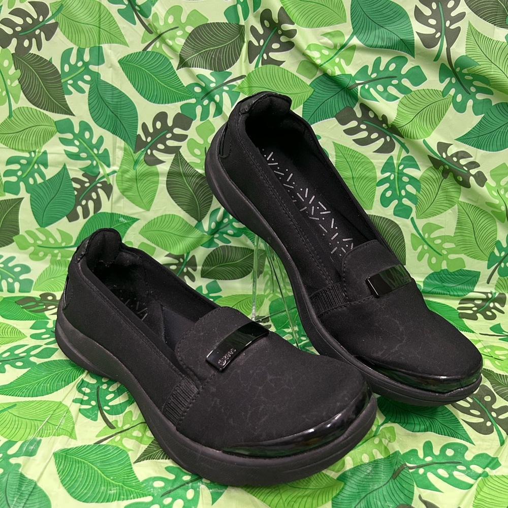 BZees lipstick slip on black women’s shoes Sz 9.5 wide
